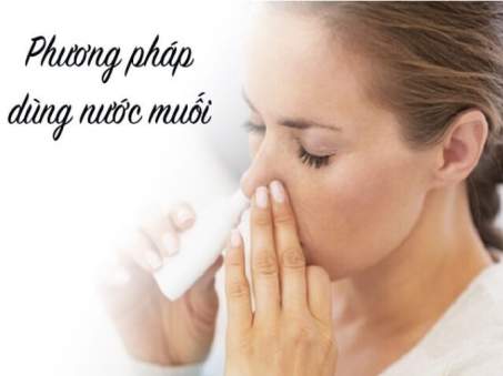 Sử dụng nước muối để vệ sinh mũi thường xuyên